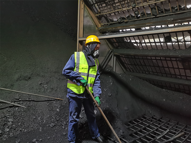 神木分公司天津华苑制粉中心:制粉工人的夜2.png 神木分公司天津华苑制粉中心:制粉工人的夜2.png